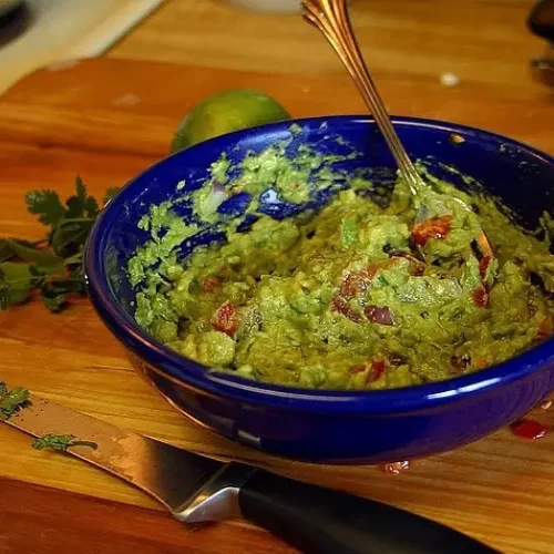 simple homemade guacamole bowl