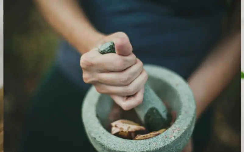 what are medicinal herbs post showing a mortar and pestle 